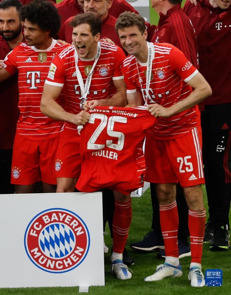 记者：邵佳一探班U22国足训练，与主帅安东尼奥相谈甚欢