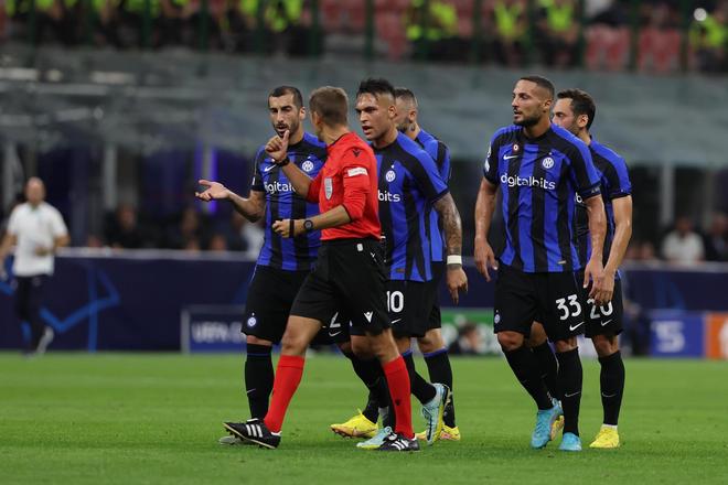 拜仁将创下德甲44轮连续领跑纪录，打破自己1973年创造的纪录（拜仁将以德甲连续44轮占据榜首，刷新1973年队史纪录）