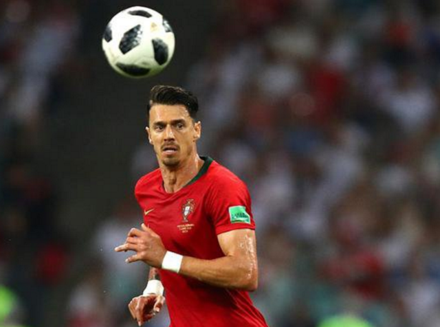 另一个半球的思念，奥斯卡晒出在家观看海港亚冠比赛照片（隔着半球的牵挂：奥斯卡在家晒图看海港亚冠）