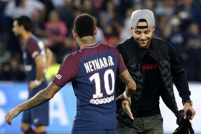 西媒：皇马承认维尼修斯被负面舆论包围，但俱乐部全力支持他（西媒：皇马称维尼修斯深陷负面舆论，但俱乐部坚定力挺）